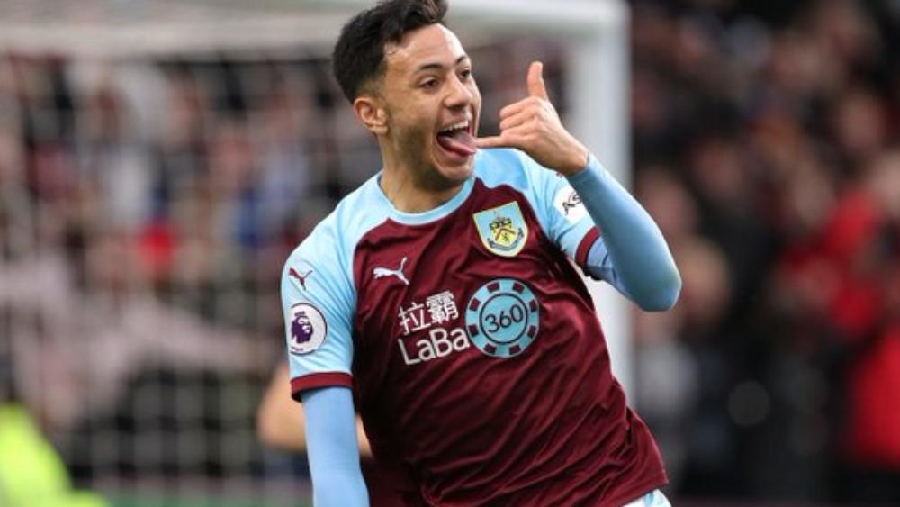 بيرنلي يحافظ على موهبته ويقنعه بتجديد عقده