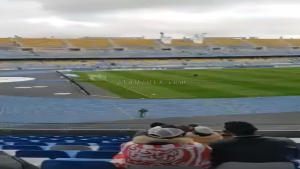 شخص يرش شباك المرمى بـ"شيء غريب" قبل مباراة الوداد وطنجة والجماهير تردد "وا السحار"!