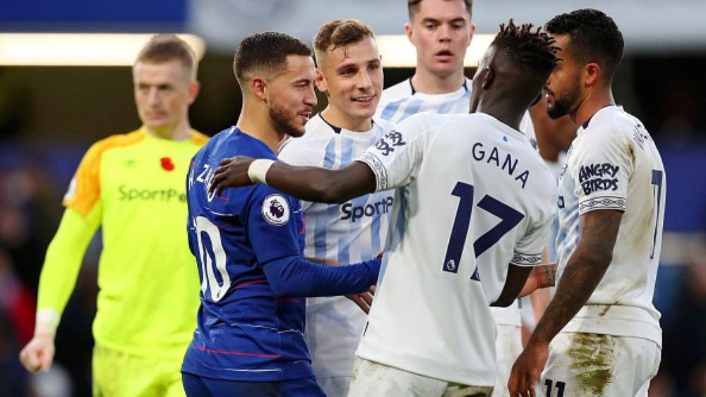 مدرب إيفرتون يهدد بالاستقالة في حالة بيع نجمه لباريس