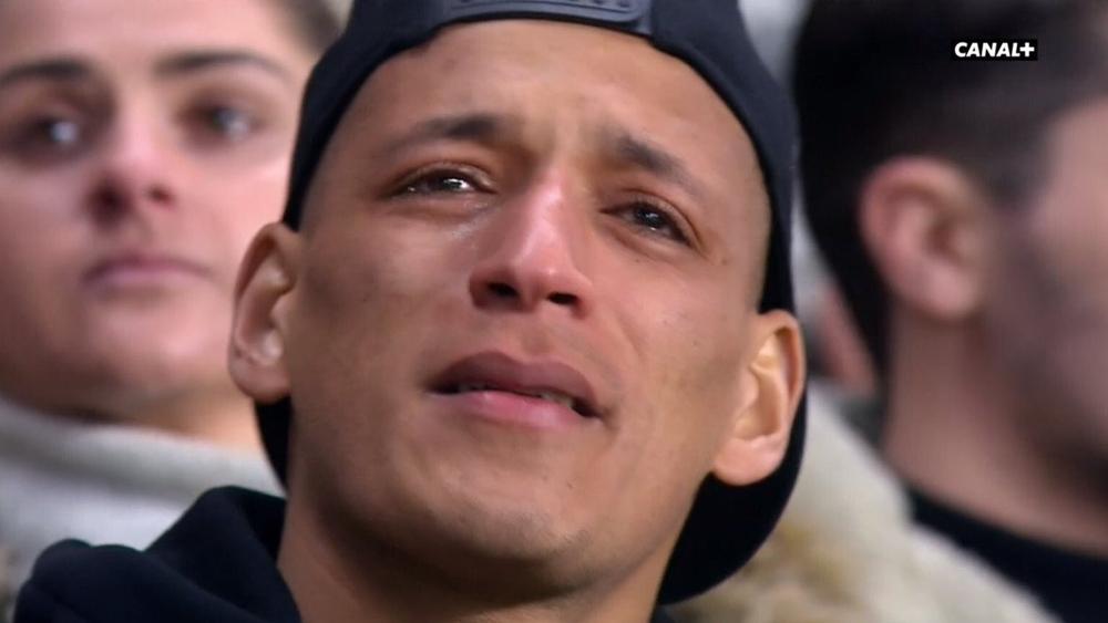 بامو يذرف الدموع تأثراً باختفاء إيميليانو سالا