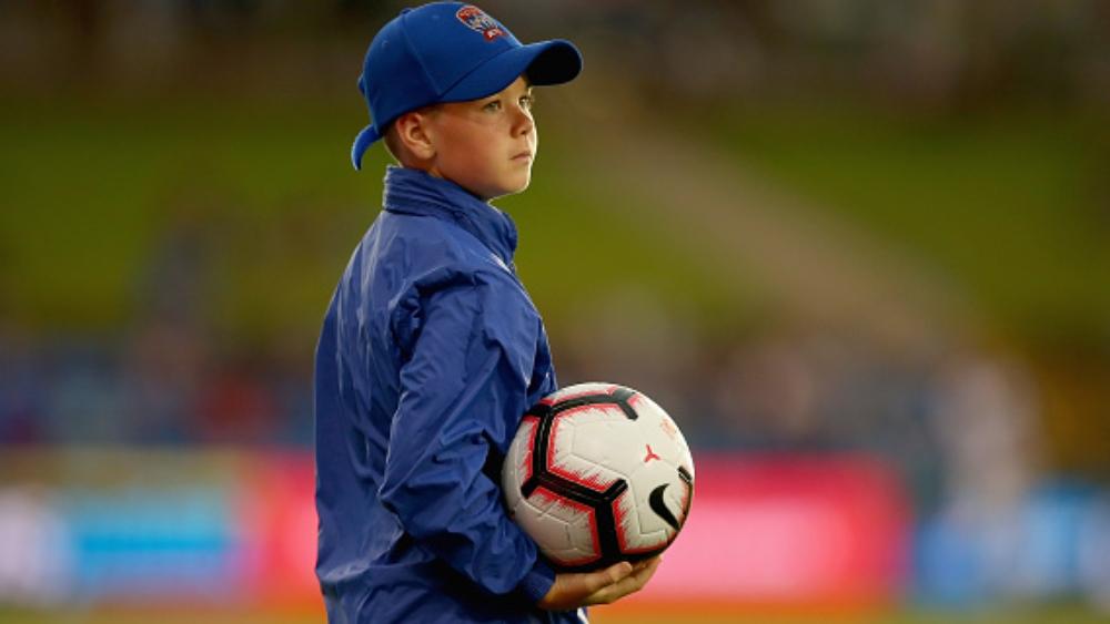 على طريقة الزمالك، توتنهام يضيع الوقت عبر حامل الكرات