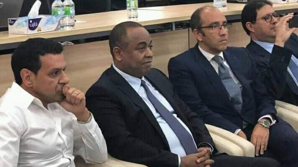 أيت منا "يخلق الجدل" قبل مباراة الوداد و الرجاء في "الإمارات" و المتتبعون "يسخرون" من دوره