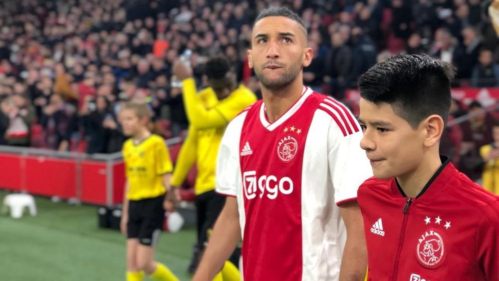 زياش "الفنان" يُبدع بهدفٍ جميل من ركلة حرة.. ويصنع هدفاً آخر في "سداسية" أياكس