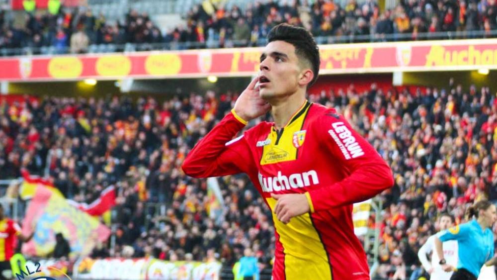 بنشرقي يَلْمَعُ بهدف وتمريرة حاسمة ويقود لانس لانتصار ثمين