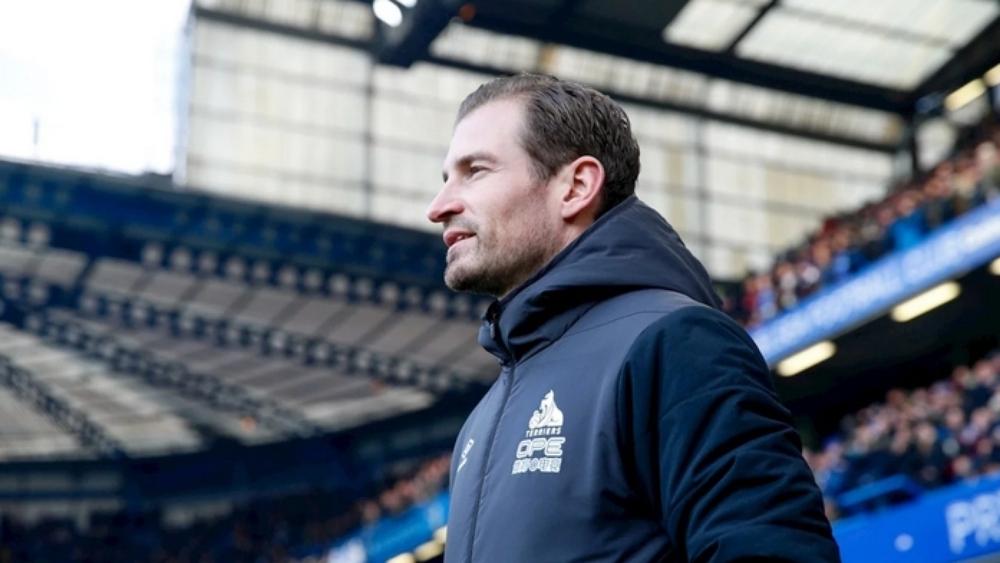 مدرب هيديرسفيلد يتمسك بأمل البقاء في الكبار