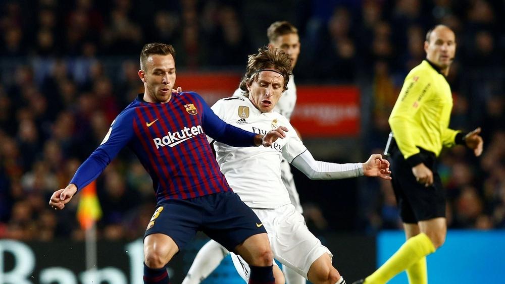 رسميا: برشلونة يعلن غياب نجمه أرتور من 3 إلى 4 أسابيع