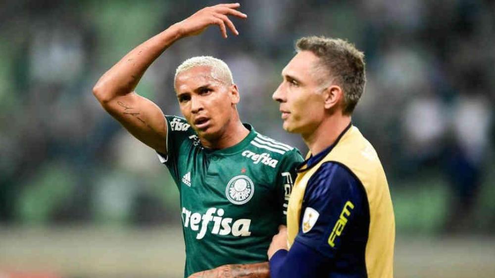 إيقاف مهاجم بالميراس البرازيلي 6 مباريات