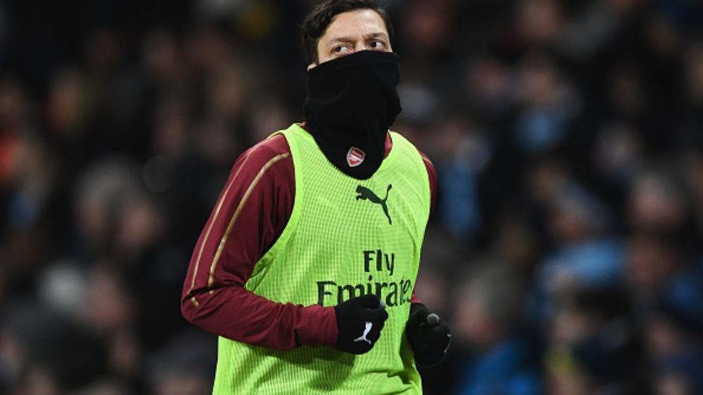 أيام أوزيل في آرسنال معدودة، إيمري يستبعده من رحلة باتي