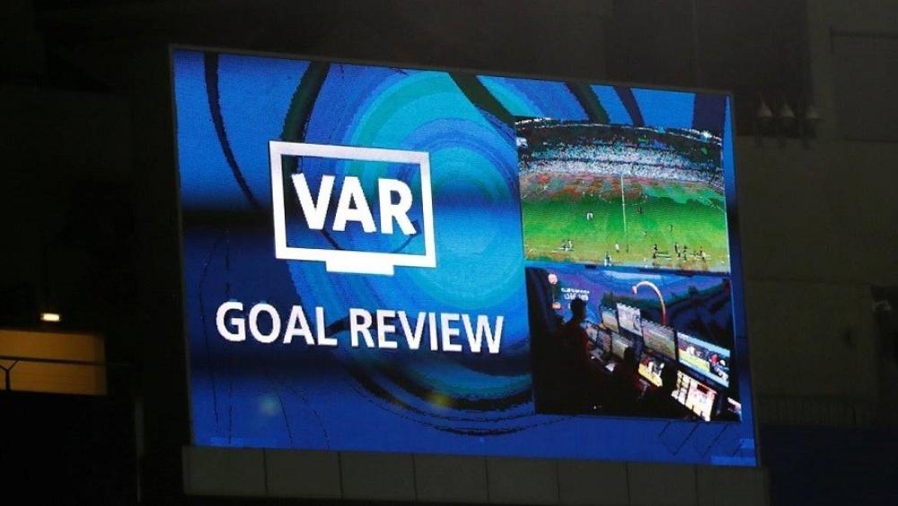 تقنية الـ"VAR" تثير جدلاً واسعاً في أوروبا