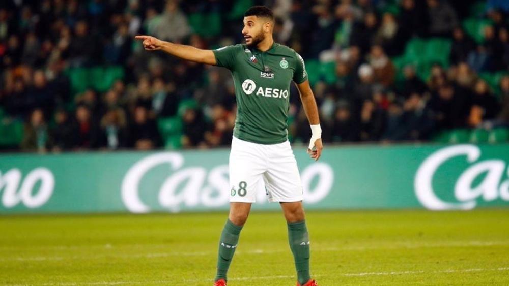 أيت بناصر يساند لاعب برشلونة في لقاء ليون