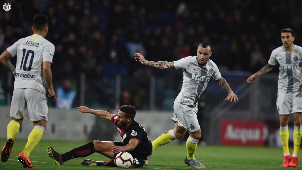 إنتر يسقط في كالياري، وميلان قد ينقض على المركز الثالث