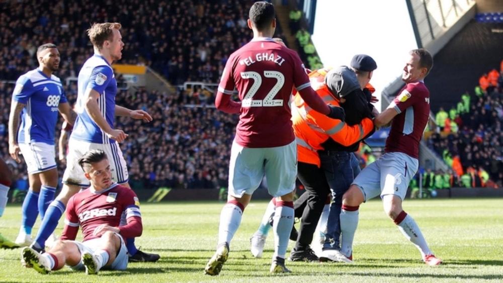 مشجع مجنون بطل "لقطة غريبة" في إنجلترا