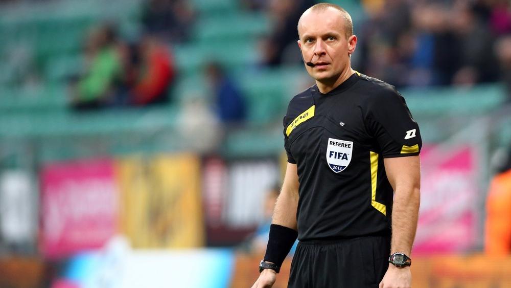 حكم بولندي يقود مباراة برشلونة وأولمبيك ليون