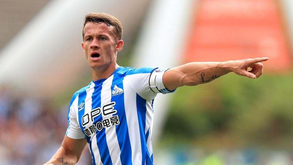 قائد هدرسفيلد تاون ربما يغيب عن الملاعب لثلاثة أسابيع أخرى