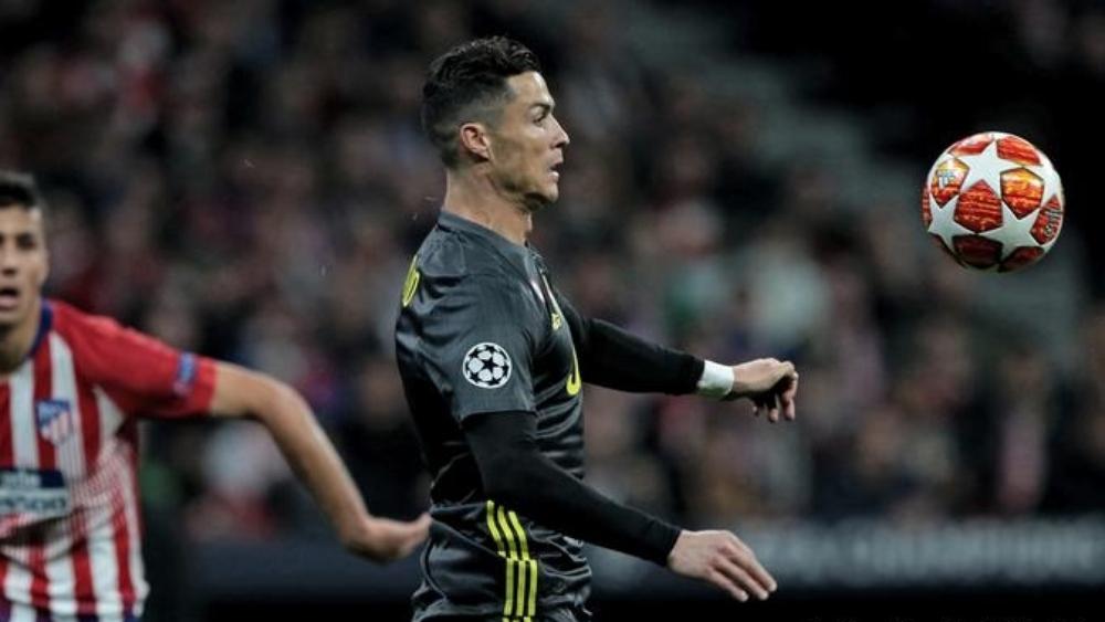 بالصور .. ابنة رونالدو تخطف كرة "هاتريك" أتلتيكو مدريد!
