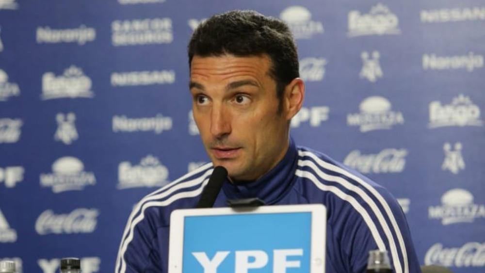 ورطة الترجمة... سكالوني مدرب الأرجنتين يغادر الندوة "منزعجا"!