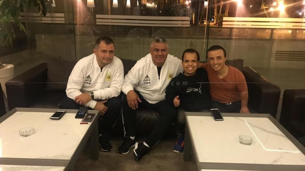 رئيس الاتحاد الأرجنتيني لكرة القدم يستقبل لاعبيْن من المنتخب المغربي لقصار القامة