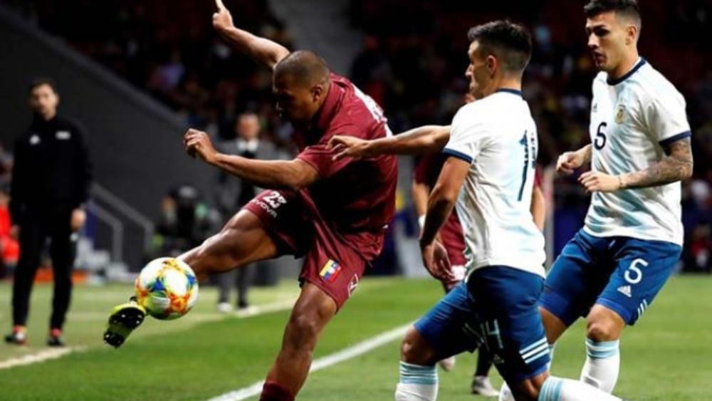 التشكيلة الرسمية للمنتخب الأرجنتيني أمام "الأسود"