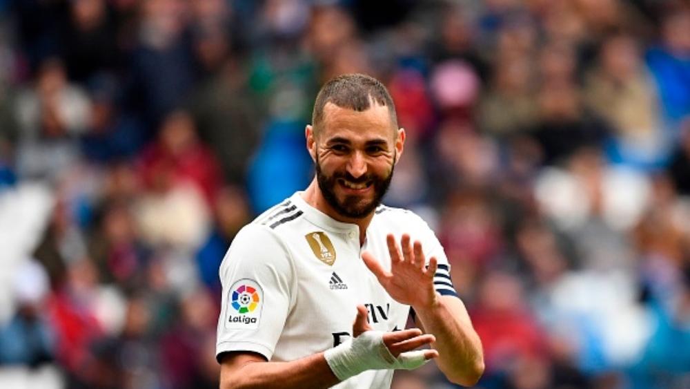 زيدان يمدح بنزيمة، ويرفض الحديث عن مستقبل نجومه