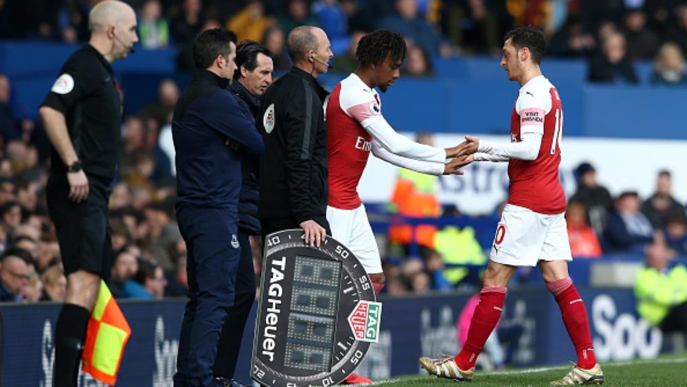 أوزيل ينفعل على إيمري بعد استبداله ويقذفه بـ"السترة"