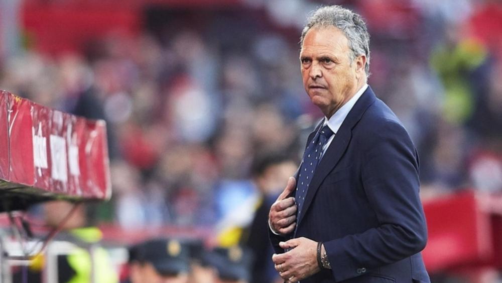 مدرب إشبيلية يشكر داعميه بعد إصابته بسرطان الدم