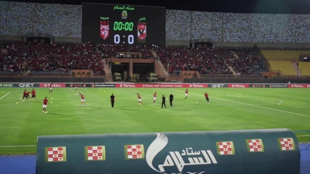 ملعب "الأسود" بـ"الكان" .. "قُنبلة موقوتة" أصابت مُحمد صلاح وأثارت الجدل