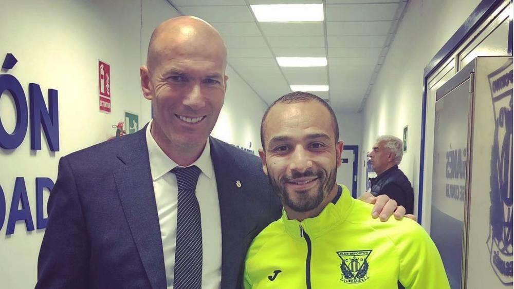 بالصورة .. زيدان يُقدِّم هدية للمغربي نبيل الزهر