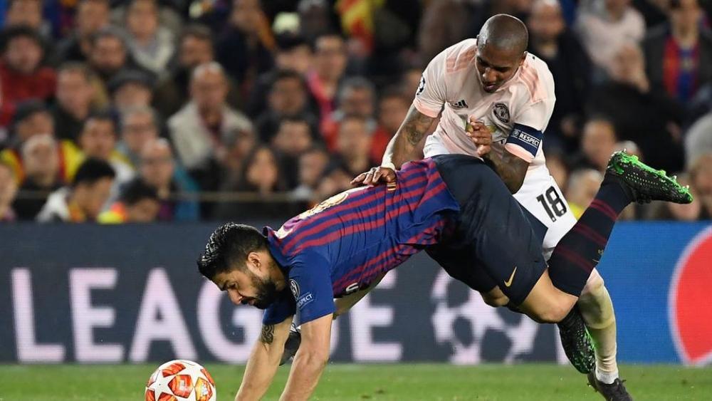 فتح تحقيق بشأن تعرض قائد مانشستر يونايتد للعنصرية بسبب برشلونة