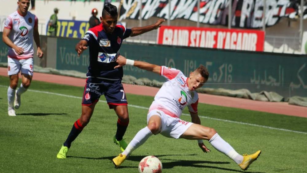 "غضب ودادي" على التحكيم بعد مواجهة الحسنية..والجماهير تردد: "الجامعة حذاري!"