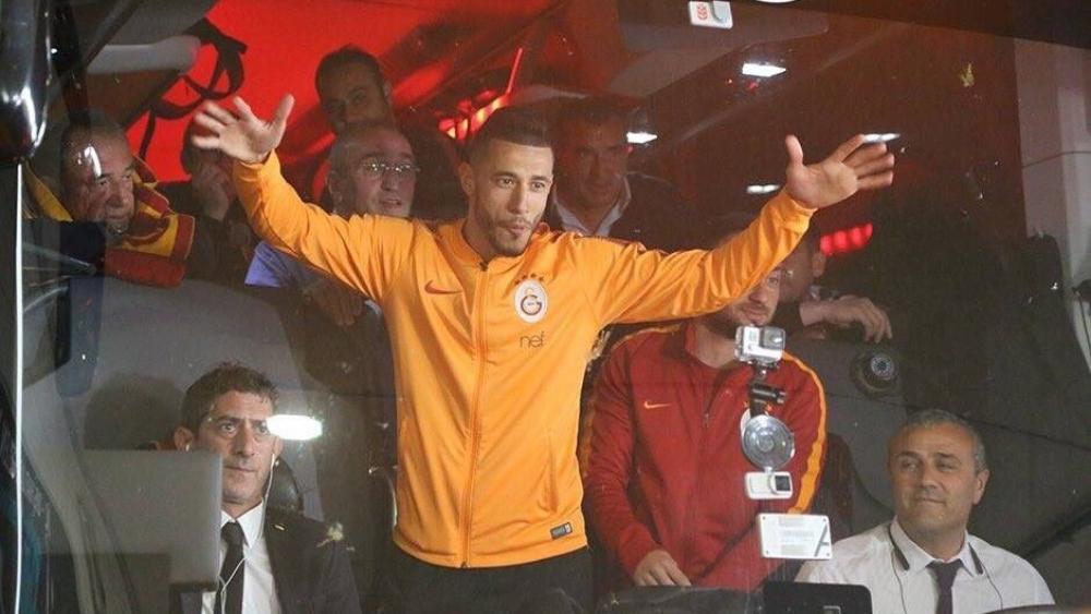 بلهندة يتحول إلى "كابو" لحظة استقبال جماهير غلطة سراي لفريقهم