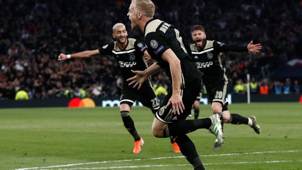 أياكس يقترب من نهائي الأبطال بفوز من صناعة زياش