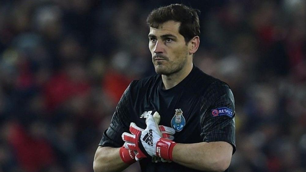 صفحة الرجاء الرياضي تساند الحارس الإسباني إيكر كاسياس بعد أزمته الصحية