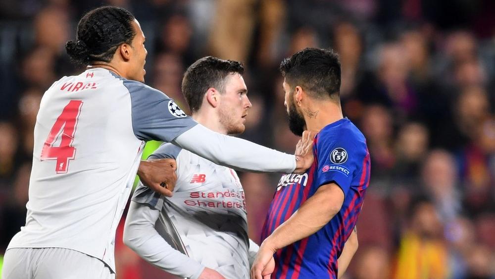 سواريز وروبرتسون دخلا في "شجار" بين الشوطين