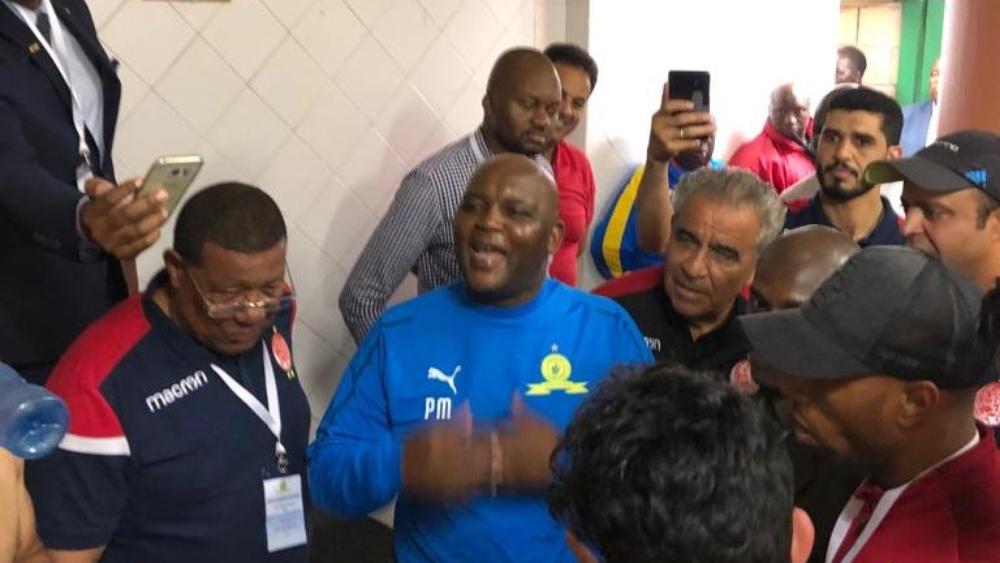 مدرب سانداونز يزور مستودع ملابس الوداد ويهنئ اللاعبين