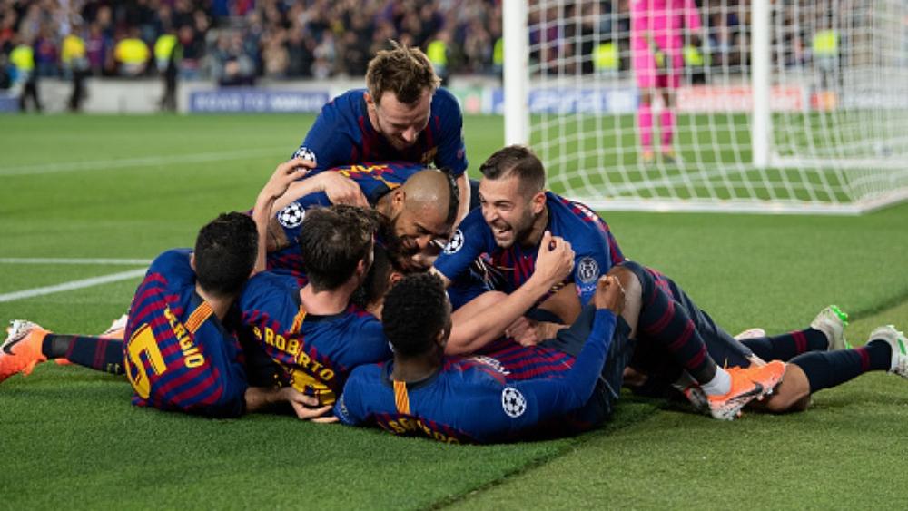 اليويفا يختار حكمًا لقمة الأنفيلد لم يخسر معه برشلونة أبدًا