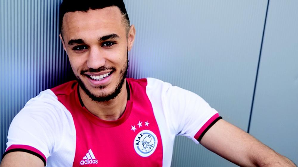 المغربي مزراوي يقدم القميص الجديد لأياكس