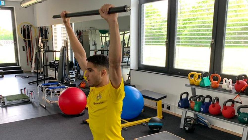 حكيمي يعود إلى دورتموند ويتقدَّم في برنامجه العلاجي