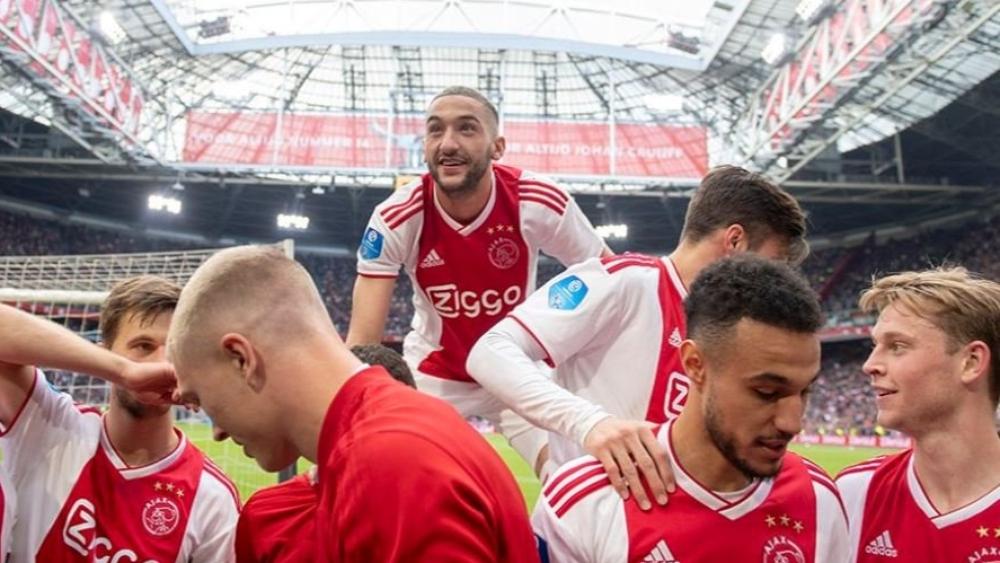 أياكس يحسم لقب الدوري الهولندي "عملياً".. والجماهير تتغنى بـزياش في ما يُشبه "الوداع"