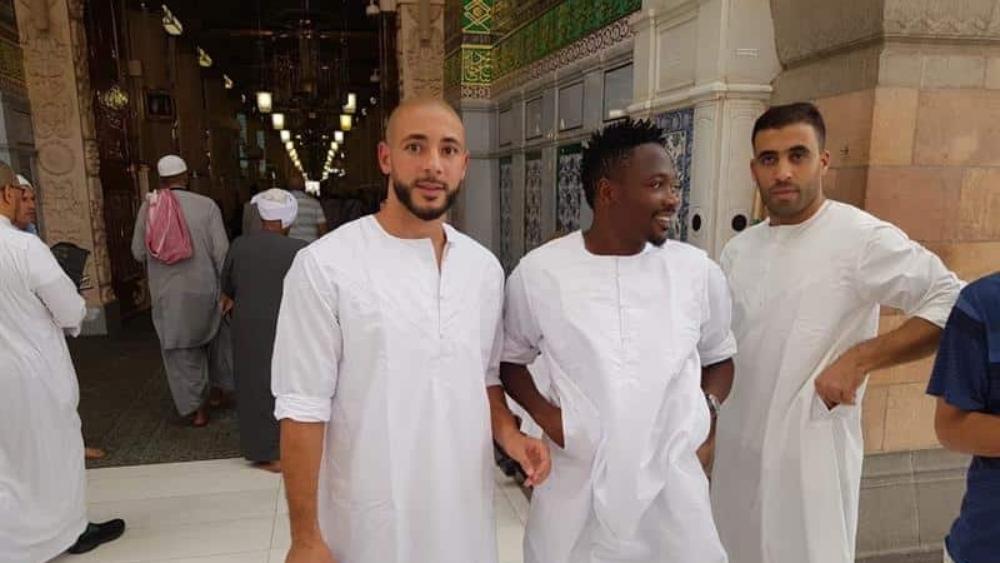 نور الدين أمرابط مُحاط بأحضان رواد الحرم المكي الشريف