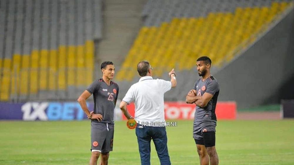 لقجع يحضر حصة ن.بركان الأخيرة ويتفقد أرضية ملعب "برج العرب"