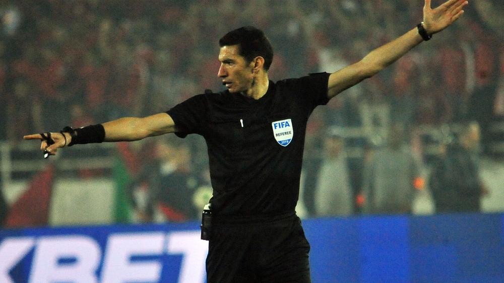 رسميا | "الكاف" يعاقب الحكم المصري جريشة بعد "مجزرته" في حق الوداد