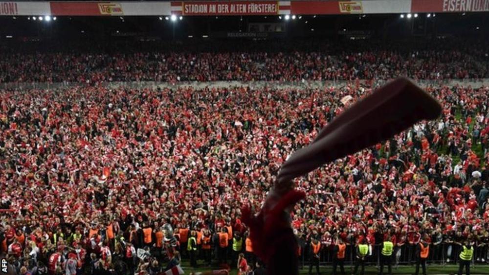 بالفيديو .. جماهير يونيون برلين تستعير أغنية الوداد احتفالاً بصعودها إلى "البوندسليغا"