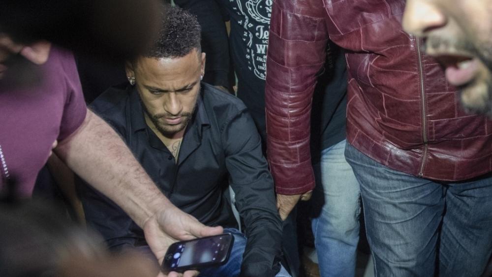 نيمار يصل إلى مقر الشرطة بـ"كرسي متحرك" للإدلاء بشهادته