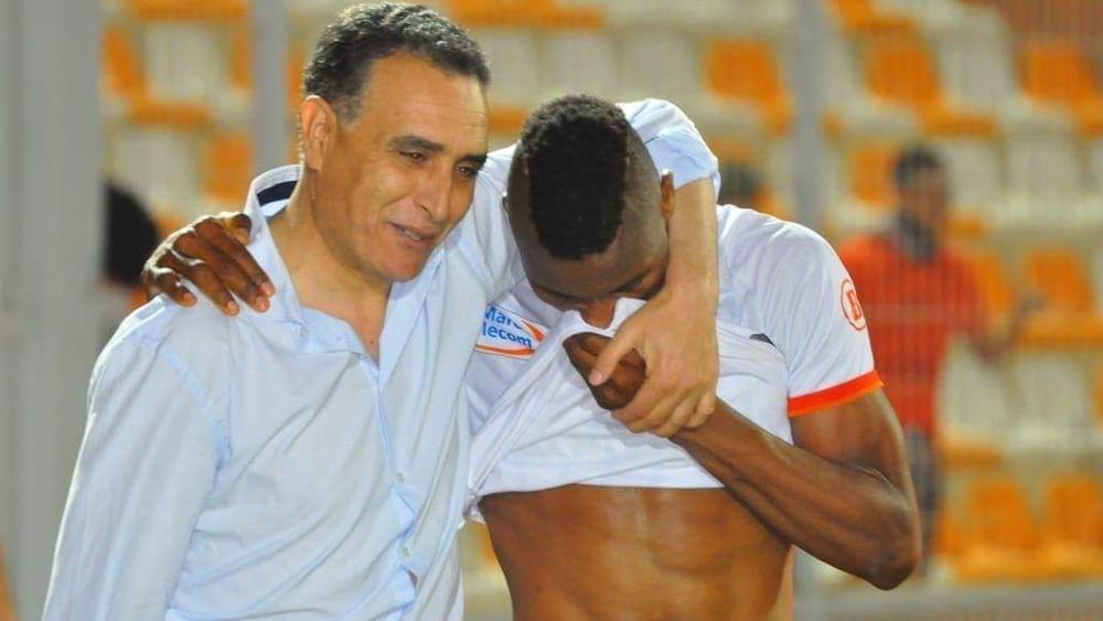 مشهد مؤثر .. كودجو يودع جماهير نهضة بركان بالدموع