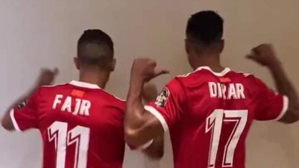 بين الانتقاد والاستغراب .. هكذا تفاعل مغاربة مع قميص "الأسود"