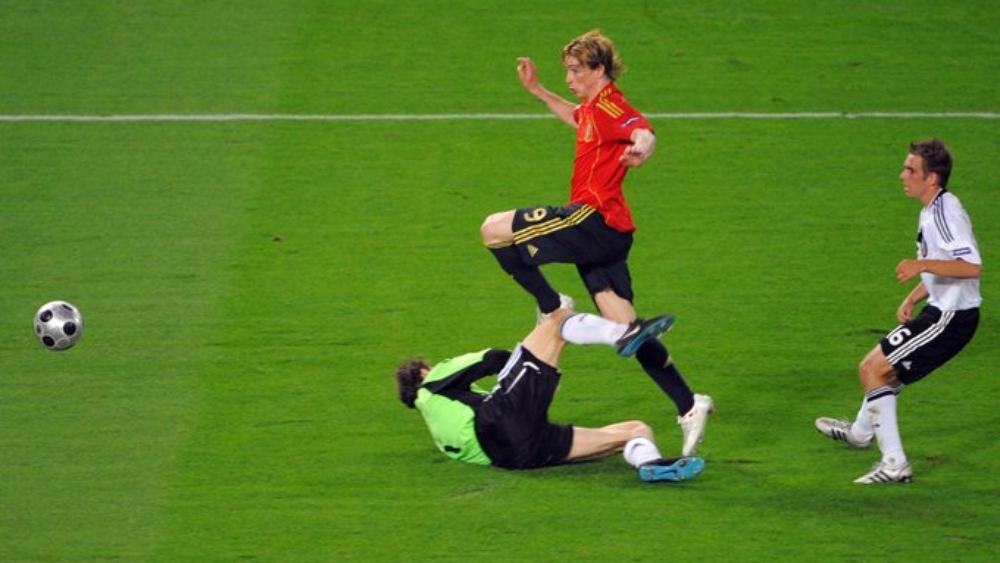 ألمانيا تذكّر توريس بنهائي يورو 2008 .. وتوجه له رسالة بعد الاعتزال