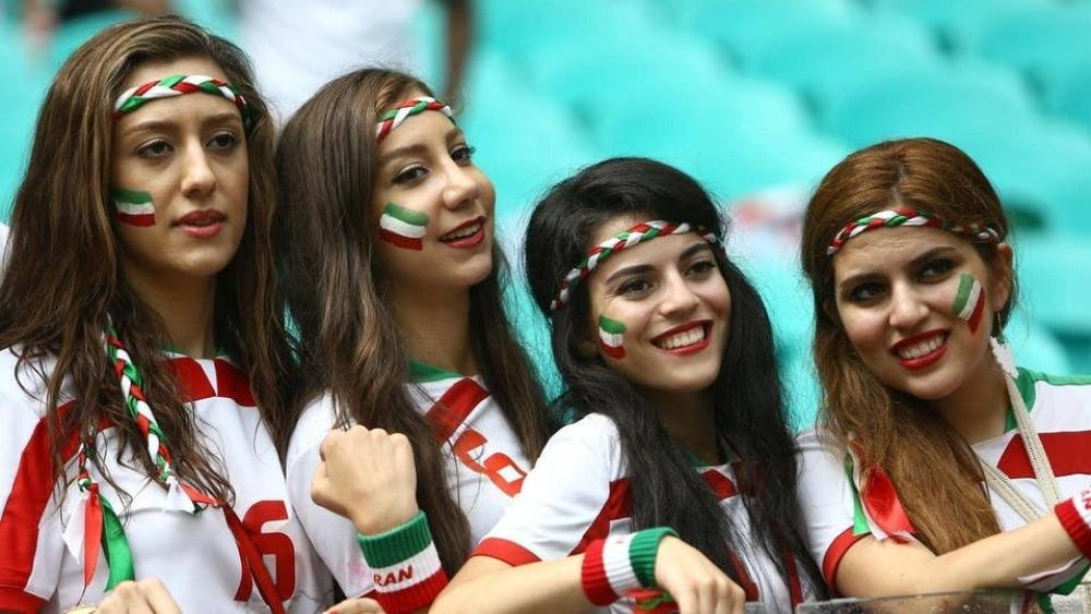 إنفانتينو يهدد إيران ويطالب بوقف اضطهاد "المشجعات"