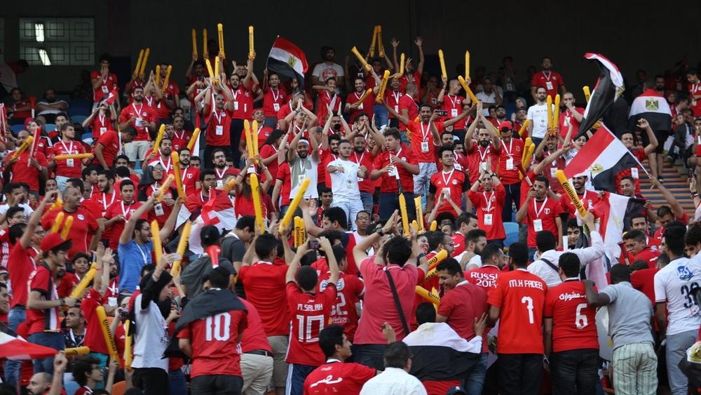 بالفيديو: الجماهير المصرية على "الطريقة اليابانية" بعد الفوز على زيمبابوي