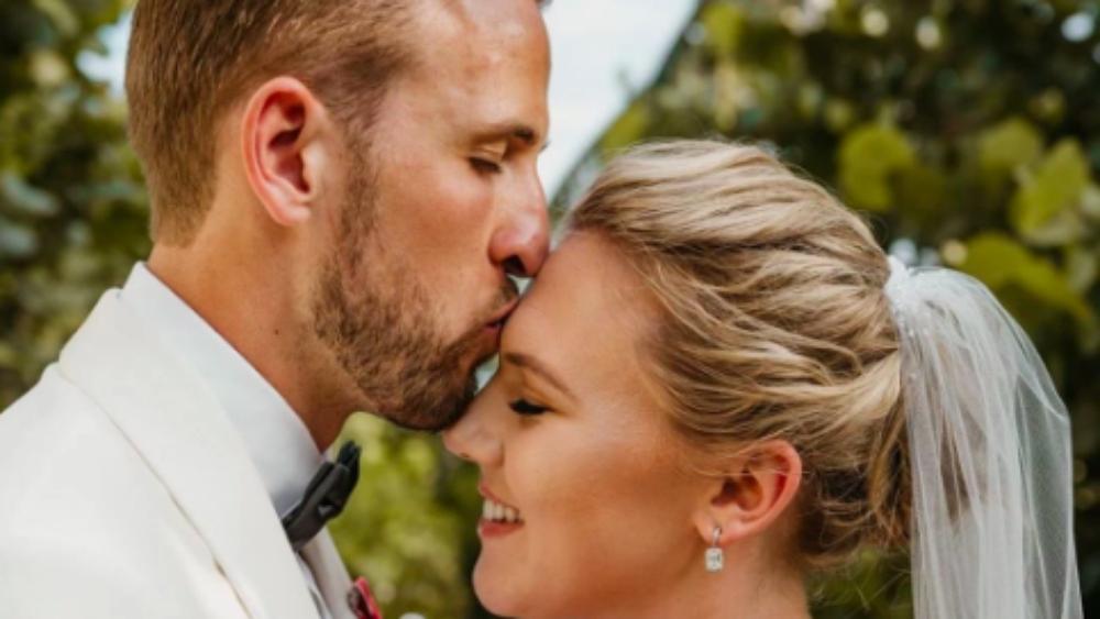 على طريقة ميسي .. هاري كين يتزوج من صديقة طفولته