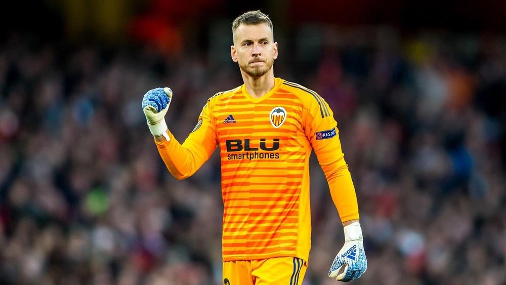 رسمياً | برشلونة يتعاقد مع حارس مرمى برازيلي